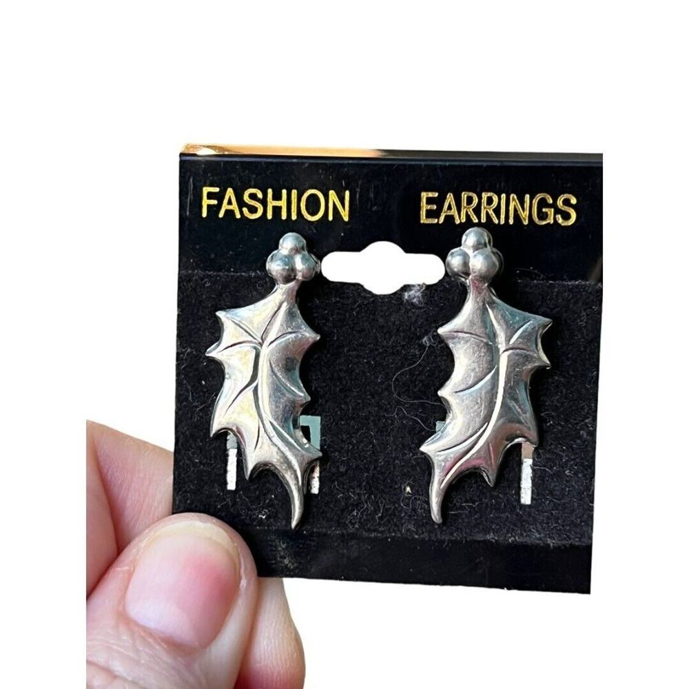 Silvertone Holly Leave Post pierced Earrings Berries